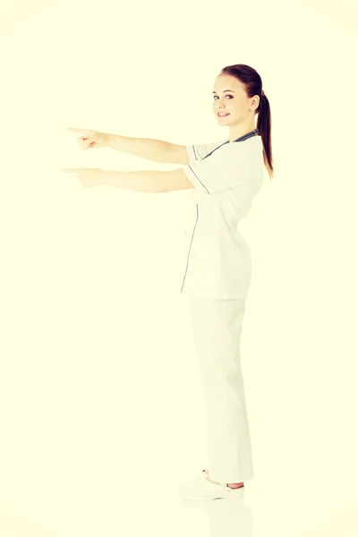Sjuksköterskan visar med handen — Stockfoto