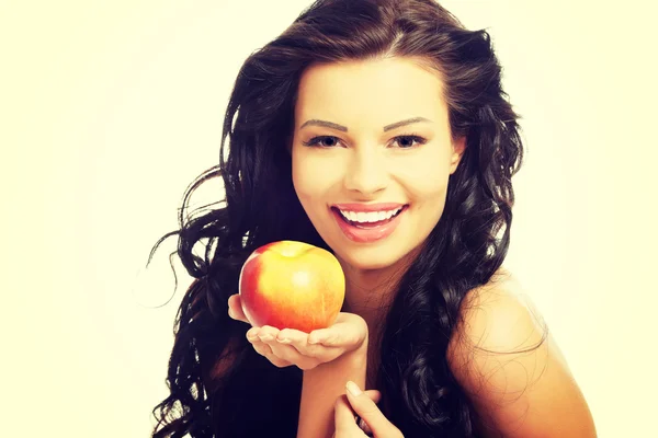 Щаслива оголена жінка з яблуком — стокове фото