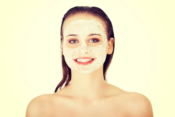 Femme avec masque facial en argile — Photo