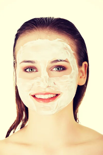 Kvinna med lera ansiktsmask — Stockfoto