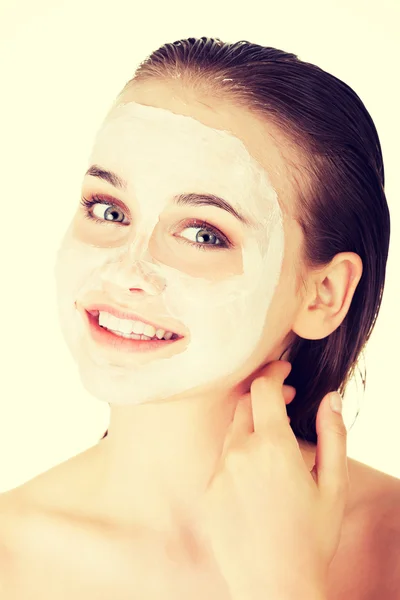 Vrouw met klei gezichtsmasker — Stockfoto