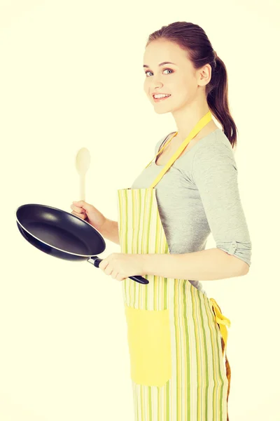 Улыбающаяся женщина с сковородкой — стоковое фото