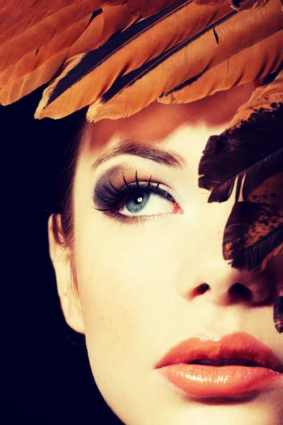 Güzel bir kadın kahverengi profesyonel makyaj ile — Stok fotoğraf