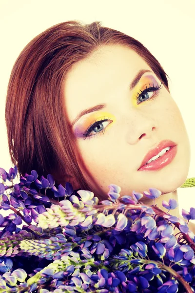 Jovem mulher bonita com maquiagem colorida — Fotografia de Stock