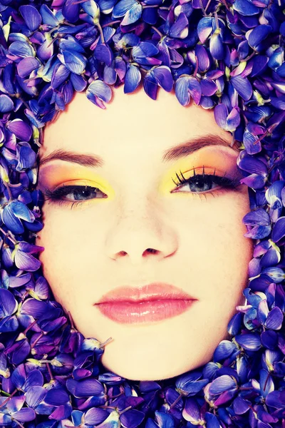 Vacker ung kvinna med färgglad makeup — Stockfoto