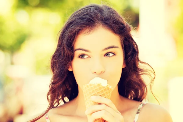 Mutlu bir kadın dondurma yeme — Stok fotoğraf