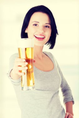 bira ile güzel bir genç kadın