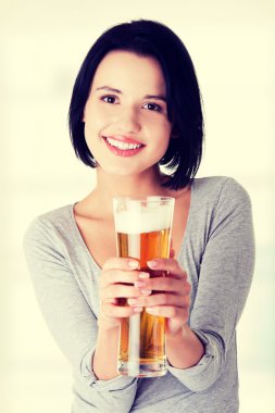 bira ile güzel bir genç kadın