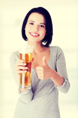 bira olan, güzel ve seksi kadın