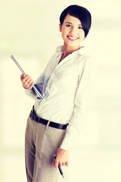 Feliz sorridente mulher de negócios segurando notebook e caneta — Fotografia de Stock