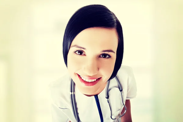 Enfermeira ou jovem médico de pé sorrindo . — Fotografia de Stock