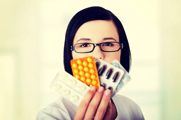 Lékař nebo sestra drží léky na předpis — Stock fotografie