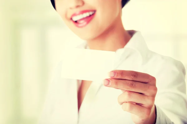 Mulher de negócios bonita com cartão de visita . — Fotografia de Stock