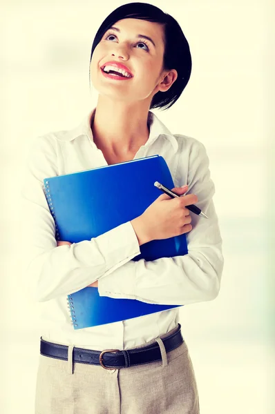 Портрет счастливой улыбающейся деловой женщины с блокнотом — стоковое фото