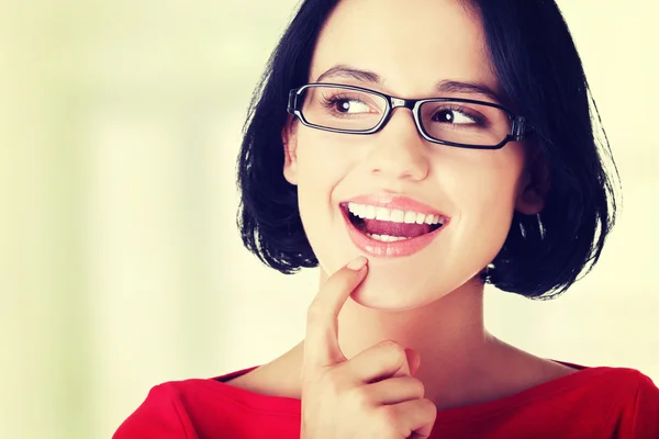 Heureuse jeune femme regardant à gauche — Photo