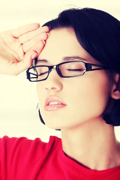 Jovem mulher tem dor de cabeça — Fotografia de Stock