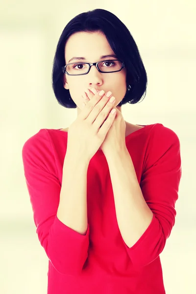 Jeune femme couvrant sa bouche — Photo