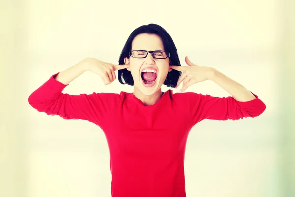 Frustrato giovane donna tenendo le orecchie — Foto Stock