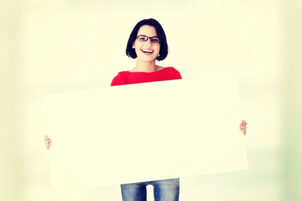 Retrato jovem mulher feliz com placa em branco — Fotografia de Stock