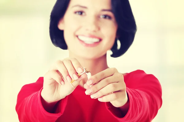 Young woman with broken cigarette. — Stock Photo, Image