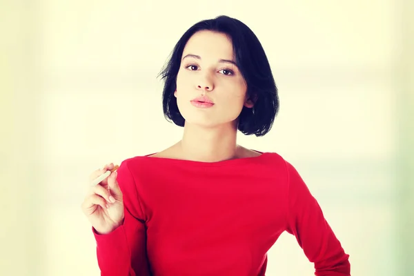 Mujer joven fumando cigarrillo electrónico ecigarette — Foto de Stock