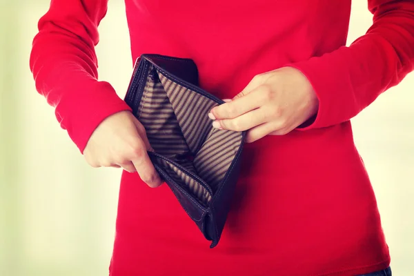 Young woman shows her empty wallet. — Stock Photo, Image