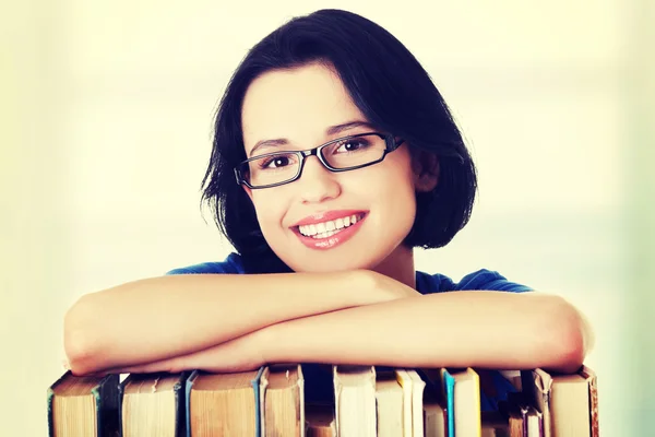 Gelukkig lachende jonge student vrouw met boeken — Stockfoto