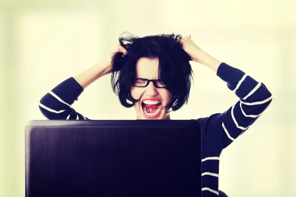 Dizüstü bilgisayarda çalışan sinirli kadın — Stok fotoğraf