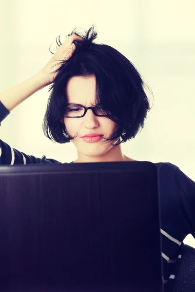 Gefrustreerd vrouw die op laptop werkt — Stockfoto