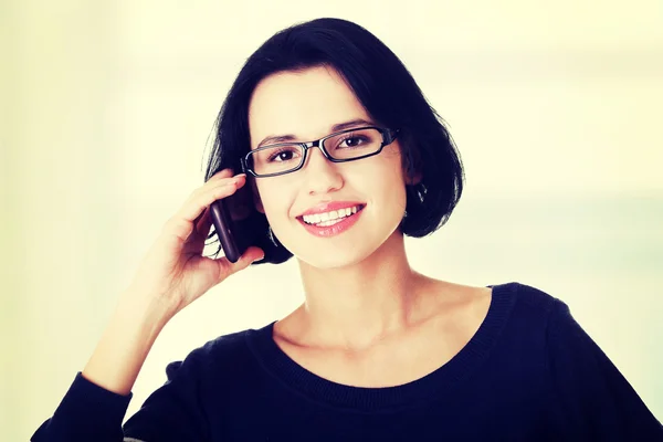 Joven mujer feliz está llamando — Foto de Stock