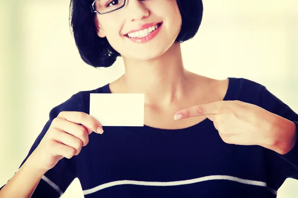 Schön lächelnde Geschäftsfrau mit Visitenkarte. — Stockfoto