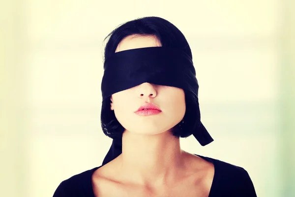 Retrato de la joven con los ojos vendados —  Fotos de Stock