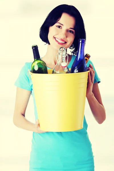 Bella giovane donna che tiene cestino di riciclaggio — Foto Stock