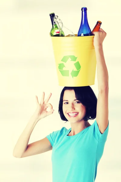 Vacker kvinna anläggning återvinning korg — Stockfoto