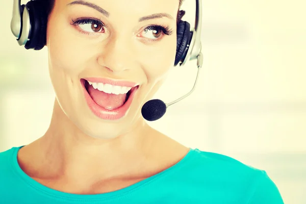 Vackra unga callcenter assistent leende — Stockfoto
