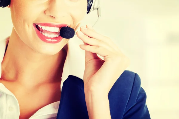 Assistente de call center bonita sorrindo para a câmera — Fotografia de Stock