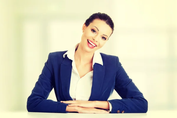 Mujer de negocios está sentada en el escritorio — Foto de Stock