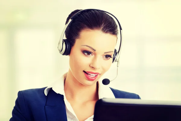 Beautiful young call-center assistant smiling — Stock Photo, Image