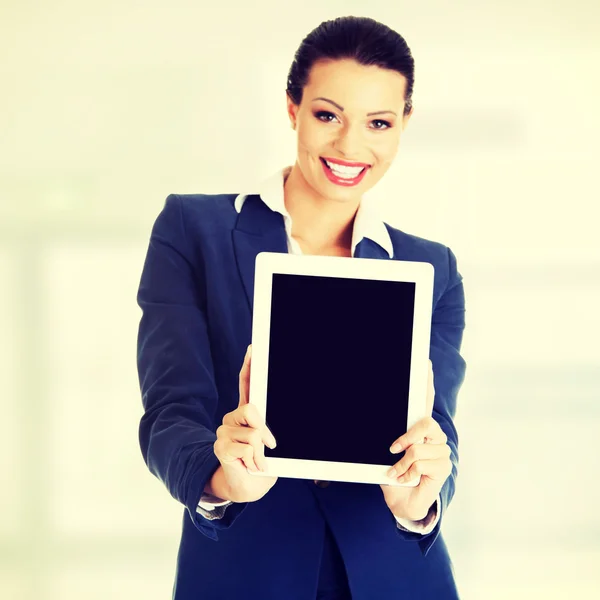 Mulher de negócios segurando tablet PC com touch pad . — Fotografia de Stock