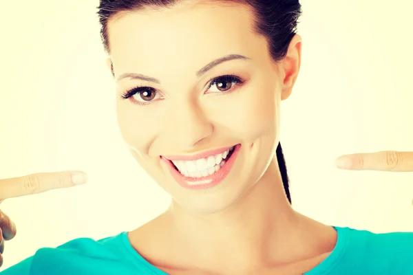 Beautiful casual woman showing her perfect white teeth. — Stock Photo, Image