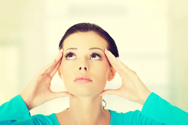 Estudiante pensativa mirando hacia arriba — Foto de Stock