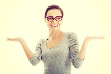 elleri boş kopya alanı ile güzel bir casual kadın.