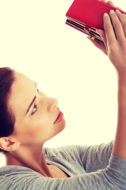 güzel genç kadını boş cüzdanını kontrol.