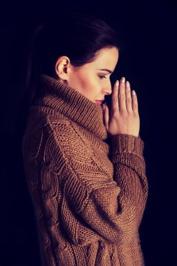 Genç Kadın Dua Ediyor.