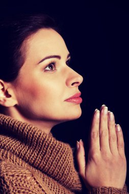 Genç Kadın Dua Ediyor.