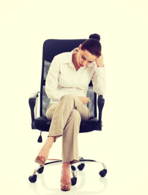 bir sandalyede oturan güzel kum iş kadını.