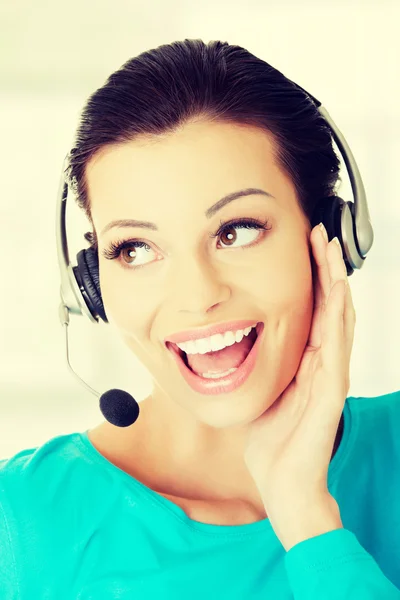 Vackra unga callcenter assistent leende — Stockfoto