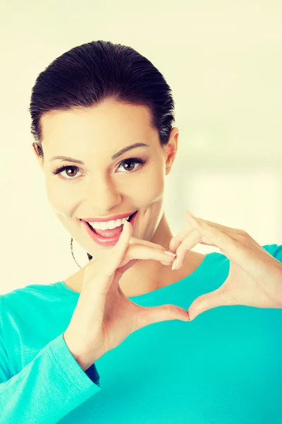 Atractivamujer joven mostrando gesto del corazón —  Fotos de Stock