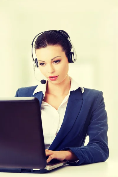 Linda jovem assistente de call center na mesa — Fotografia de Stock