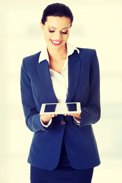 Empresária atraente usando computador tablet — Fotografia de Stock